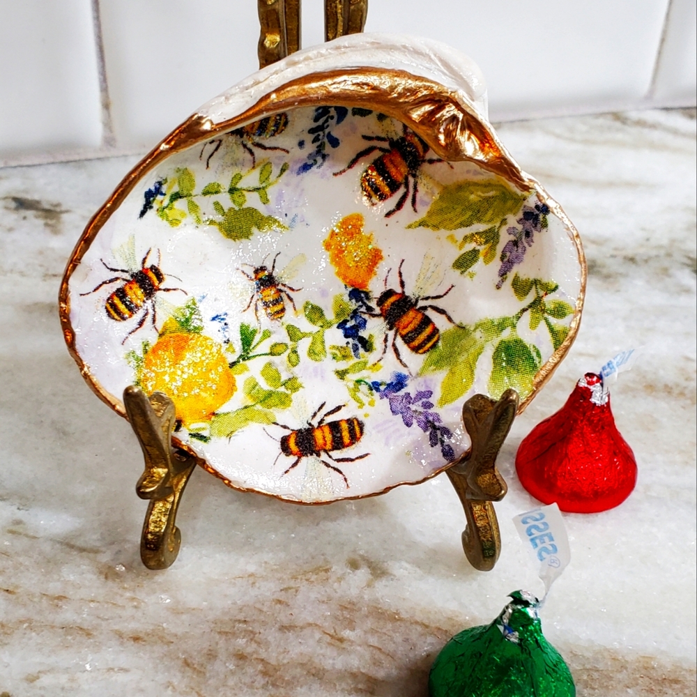 Handcrafted Lemony /Bee Clam Trinket Dish 💛